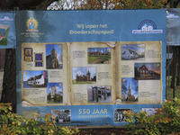 902019 Afbeelding van een groot spandoek '550 jaar Broederschap 1471-2021' op het hek rond de Willibrordschool (Pastoor ...